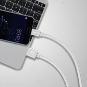 Cavo di ricarica e trasmissione Swissten Textile USB / USB-C 1,2 m