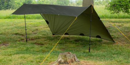 8 modi per costruire un riparo con un tarp