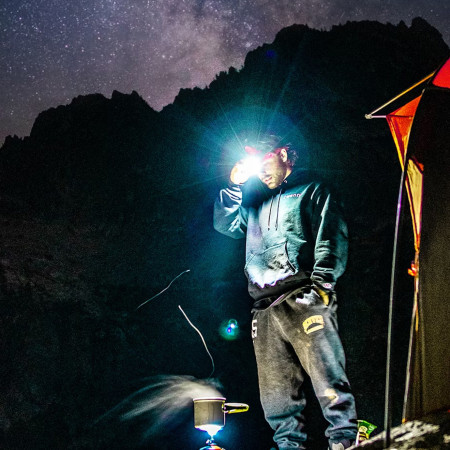 Lampada frontale vs. cellulare: sappiamo chi vince